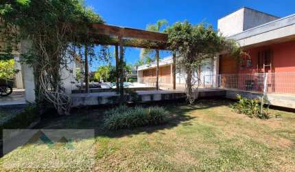 Casa 3 dorms, 1 suíte, 337m² em São João Rio Vermelho, Florianópolis. Aluguel por R$12.000. Confira!