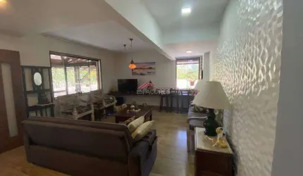 Casa tipo Apartamento de 03 Quartos + (Anexo com 02 quartos) toda reformada em porcelanato colada à Rua das Pedras
