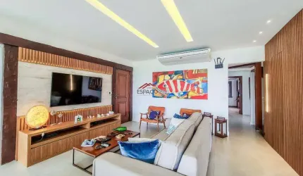 Casa de condomínio frontal ao mar de Manguinhos, com piscina e sauna privativas.