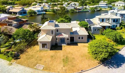 Casa com 4 suítes na beira do lago.