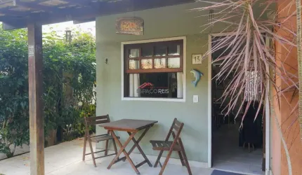 Casa com 02 quartos em condomínio em frente a praia