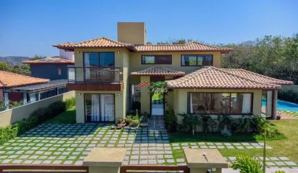 Linda casa recém construída em terreno de 1000M², com 05 suítes, piscina e área gourmet, no Centro da Cidade, a 950m da rua das Pedras