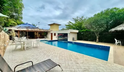 Casa em charmoso Condomínio no Centro. 3 suítes e 2 vagas a 700 metros da Rua das Pedras