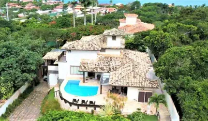Casa a venda na Ferradura com 06 suítes e área gourmet, sauna e piscina.