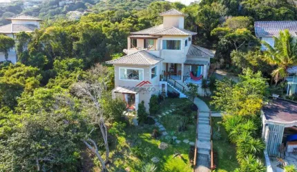 Casa à venda na Ferradura com 05 suítes, à 200m da praia