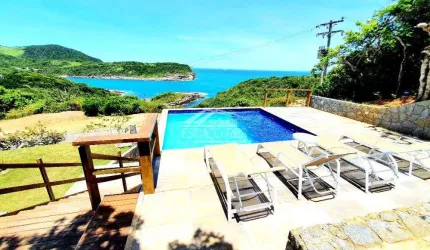 IMÓVEL COM 4 DORMITÓRIOS E VISTA DESLUMBRANTE PARA O MAR E A POUCOS PASSOS DA PRAIA DA FOCA