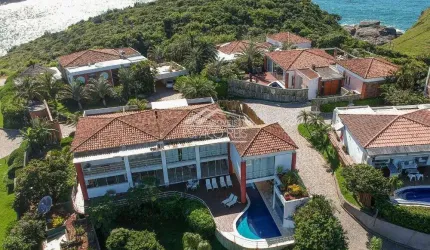 Casa de condomínio na Ferradura com vista mar.