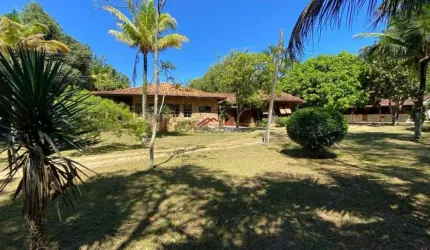 Linda propriedade em meio a natureza e próxima à praia com 5 quartos e extensa área verde