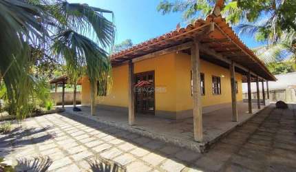 Casa à venda com amplo quintal em José Gonçalves Búzios