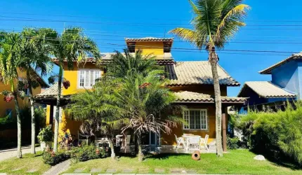 Casa com 3 suítes dentro de condomínio em Manguinhos.