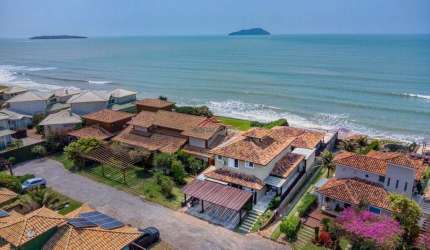 Casa a venda frontal mar, 05 suítes, em condômino na praia de Manguinhos.