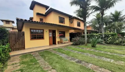 Aluguel anual em condomínio, a 20m da praia de Manguinhos, com 04 quartos, sendo 03 suítes e quintal privativo com espaço gourmet
