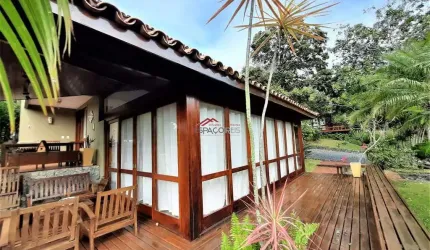 ALUGUEL ANUAL: Casa de condomínio na Ferradura, a 150m da praia, com 04 suítes.