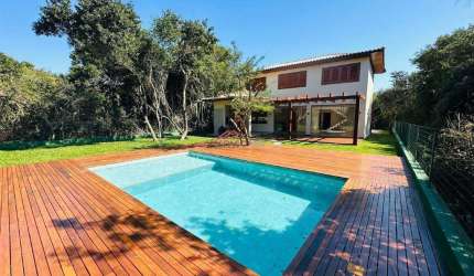 Casa com 5 suítes e lazer privativo.