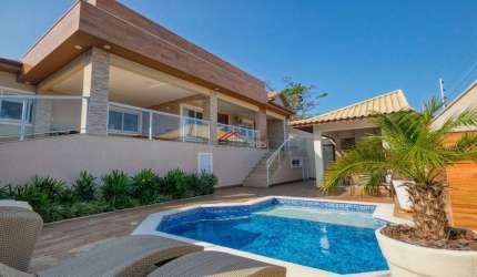 Casa linear com 3 suítes e com piscina.