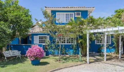 Linda casa com 5 suítes para aluguel em Manguinhos!