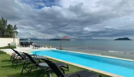 Flat com 1 suíte, unidade térrea, com área gourmet em condomínio frente-mar.