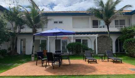 Flat com 1 suíte, unidade térrea, com área gourmet em condomínio frente-mar.