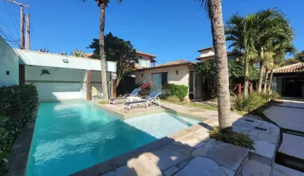 Casa com 8 suítes ao lado do comercio