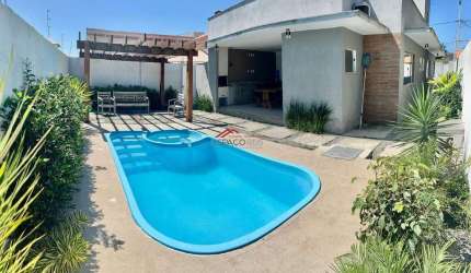 Casa linear com 3 suítes, area gourmet e piscina