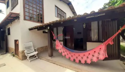 vende casa em condomínio a 400m da praia de Geribá, com 03 suítes e área privativa com churrasqueira