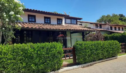Vende casa em condomínio a 300m da praia de Manguinhos, com 04 suítes e quintal privativo com deck e pergolado