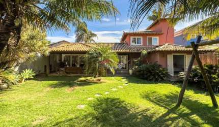 Casa em Manguinhos com 4 suítes dentro de condomínio com infra completa