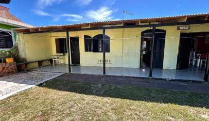 Dois geminados no pátio à venda