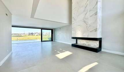 CASA COM 4 SUITES EM CONDOMINIO!