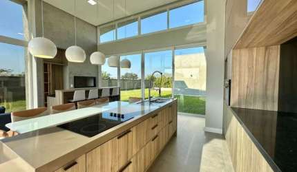 CASA EM CONDOMINIO FECHADO COM 3 SUITES