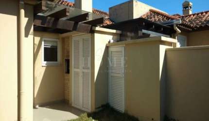 CASA MODERNA E AGRADÁVEL À VENDA EM CONDOMÍNIO!