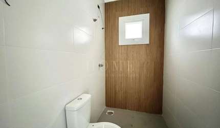 CASA COM 2 DORMITÓRIOS, SENDO 1 SUITE,  BEM LOCALIZADO!