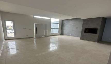 CASA COM 3 DORMITÓRIOS, SENDO 1 SUÍTE, VAZIO!