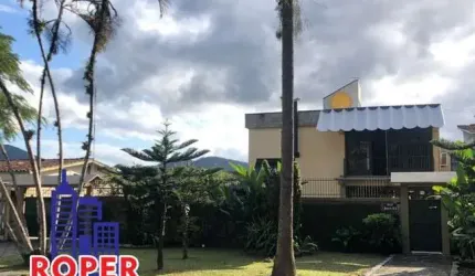 LINDA CASA DE ALTO PADRÃO COM 480 M² ÁREA CONSTRUÍDA À VENDA NO CENTRO DE UBATUBA.