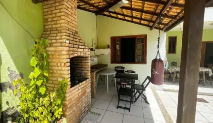 Vendo uma excelente casa com 6 quartos