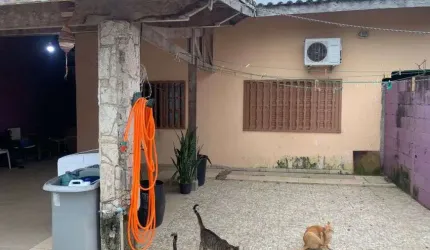 Casa com edícula e 3 quartos em Peruíbe.