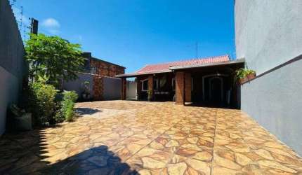 Lazer e Espaço: Casa com Churrasqueira e 260m² de Terreno a 500m do Mar