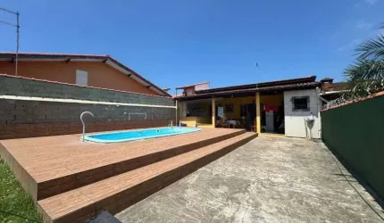 Casa com piscina, jardim e área gourmet com churrasqueira em Itanhaém.