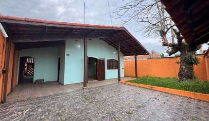 Casa com 2 quartos, edícula e área gourmet com churrasqueira em Itanhaém.