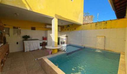 Casa com 3 quartos, piscina e área gourmet com churrasqueira em Itanhaém.