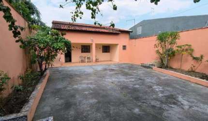 Casa com 2 quartos, jardim e área gourmet com churrasqueira em Itanhaém.