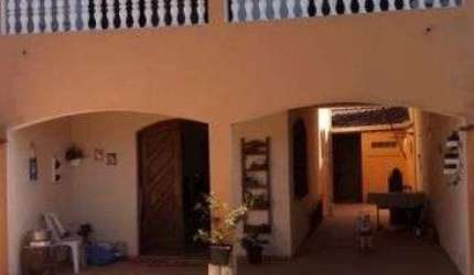 Casa com 3 quartos e área gourmet com churrasqueira em Itanhaém.