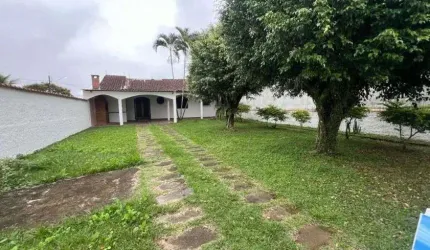 Casa com 2 quartos, churrasqueira e jardim em Itanhaém.