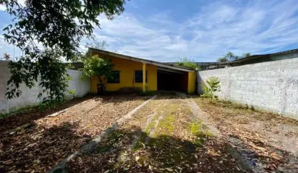 Casa à 500m do mar com jardim em Itanhaém.