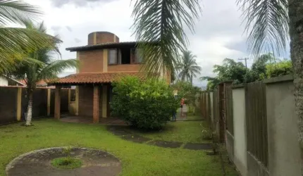 Casa com 2 quartos, churrasqueira e espaço para piscina em Itanhaém.