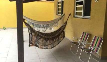 Casa com 2 quartos e espaço para piscina em Itanhaém.