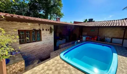 Casa com 3 quartos, piscina e churrasqueira em Itanhaém.
