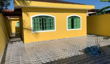 Casa com 2 quartos, espaço para piscina e edícula em Itanhaém.