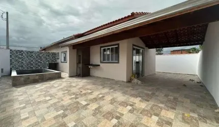 Casa com 2 quartos, piscina e área gourmet com churrasqueira em Itanhaém.