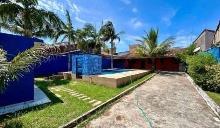 Casa com 2 quartos, piscina, jardim e churrasqueira em Itanhaém.